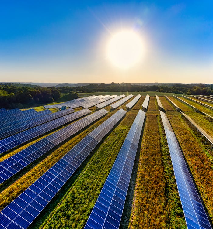 Inicio Aerial view of a solar farm in Red Wing, MN, with solar panels harnessing the sun